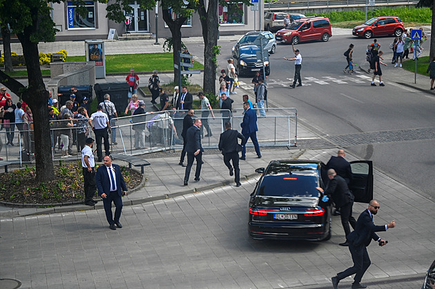 V autě uviděl, jak Ficovi krvácí břicho. Člen ochranky u soudu popsal atentát