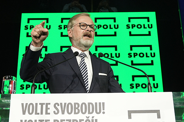 Už hraje o udržení v politice, hodnotí politologové Fialovu mobilizaci voličů