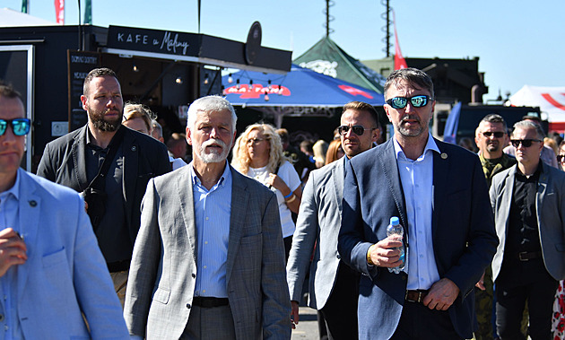 Obrazce z kouře, průlet bombardéru. Pavel na Dnech NATO zavítal mezi diváky
