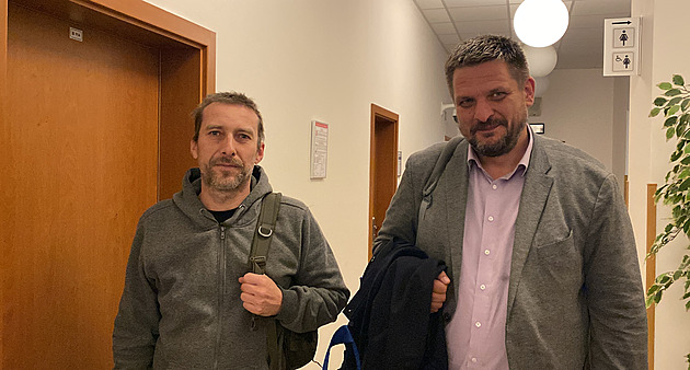 Ufiknu ti hlavu, psal Fialovi. Za výhrůžky i proruské komentáře dostal muž podmínku