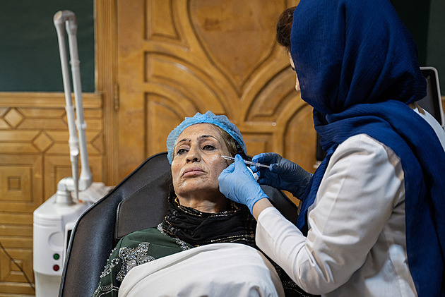 Transplantace vlasů, botox pod burkou: i za Tálibánu kvete estetická chirurgie