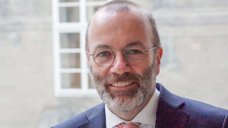 Česko je v klíčové rozhodovací pozici Evropy, říká Manfred Weber. Zhodnotil vliv Fialy i Babiše