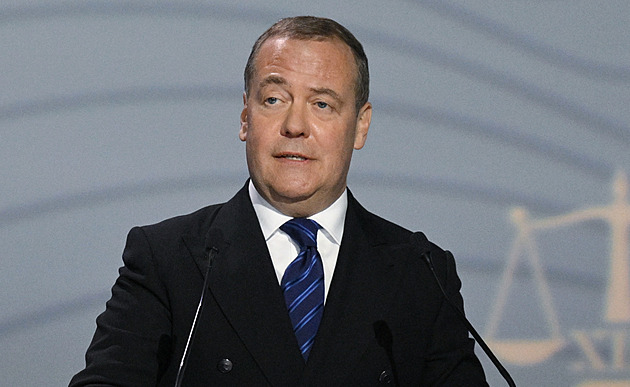 Nový díl thrilleru. „Hlupák“ Medveděv se po hrozbě ponorkami vysmívá Trumpovi