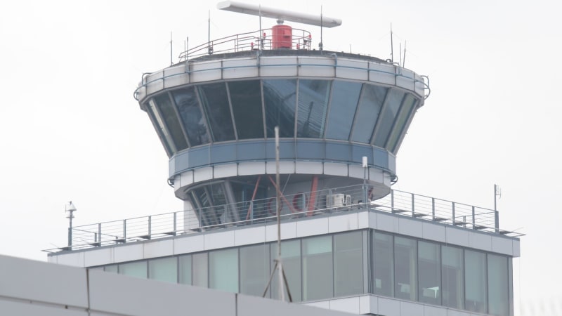 Poplach na pražském letišti: Terminál se evakuuje, cestující postávají před budovou