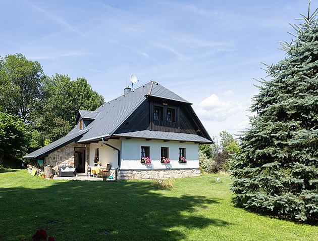 Slavný herec se usadil ve vysídlené vesnici na Šumavě. Podařilo se ji obnovit