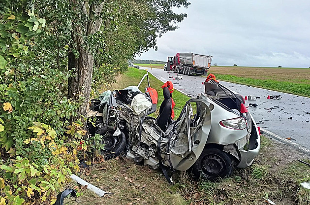 Silnici na Chrudimsku uzavřel střet náklaďáku s osobákem, jeho řidič nepřežil