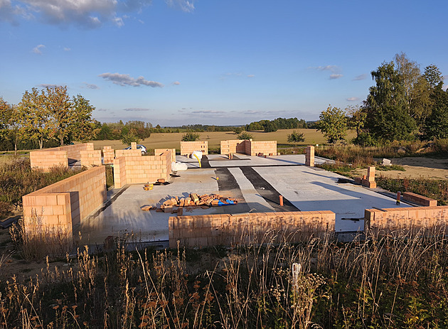 Pokuty a tlak zabraly. Úřady zastavily černou stavbu ve Včelákově