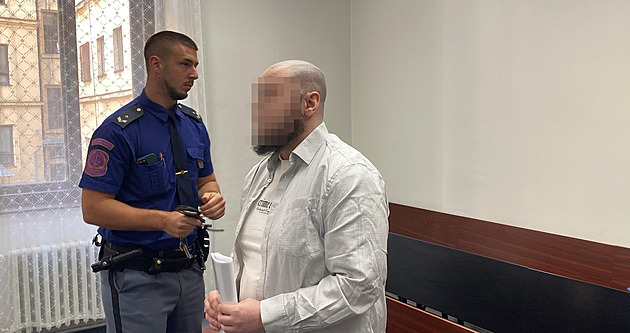 Je to žonglér s důkazy, řekl žalobce o mladíkovi souzeném za zotročování dívek