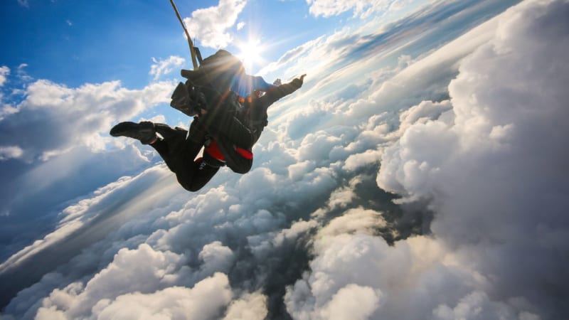 Fatální seskok v USA: Instruktor se zřítil bez padáků a zemřel, jeho doprovod přistál na stromě