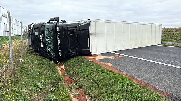 Na D8 u Ledčic se převrátil kamion. Dálnice  směrem na Německo byla 7 hodin zavřená