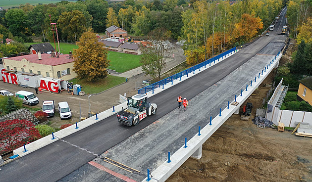 Most v Habrech se opět otevírá řidičům. O 12 dní dříve, ale s omezením