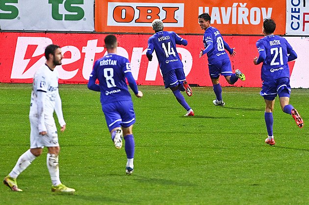 ONLINE: Samko poslal do čtvrtfinále poháru Karvinou. V akci Jablonec s Duklou