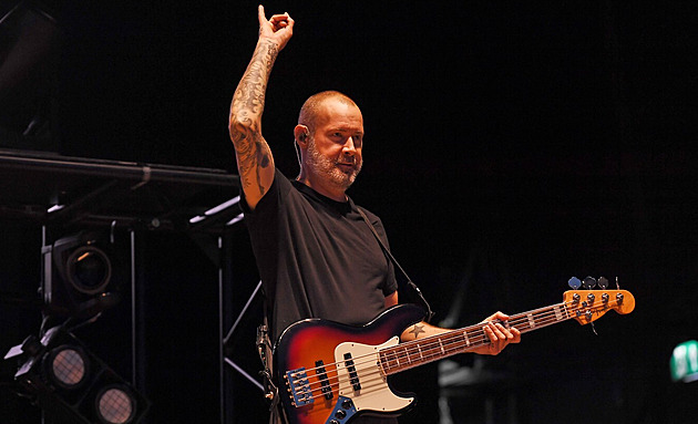 Ležel tváří v kaluži krve. Tísňový hovor odhalil detaily smrti kytaristy Limp Bizkit