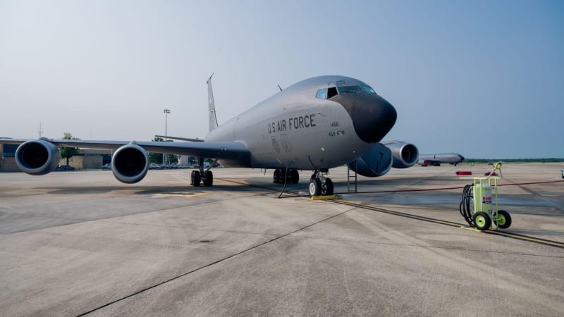 Poprask na základně Air Force One. Otevřeli záhadný balíček, několik lidí skončilo v nemocnici