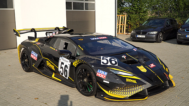 Český pilot závodí v kopcích už 27. sezonu. Jeho lambo servisují na dálku