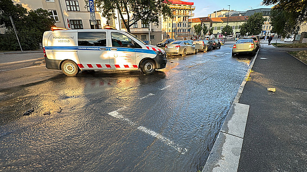 Desetitisíce lidí v Praze jsou bez vody kvůli havárii potrubí, škola zrušila výuku