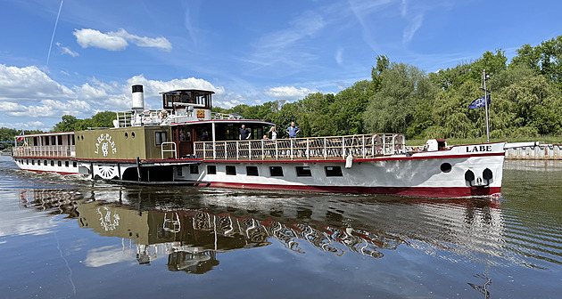 Netradiční zážitek na Labi. Historicky parník vyjede na vánočně laděné plavby