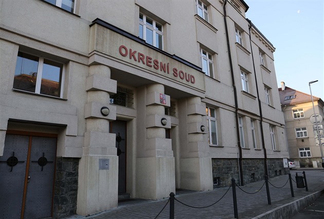 Zadržený muž policistům hrozil i plival na ně. Zlámu vám kolena, křičel