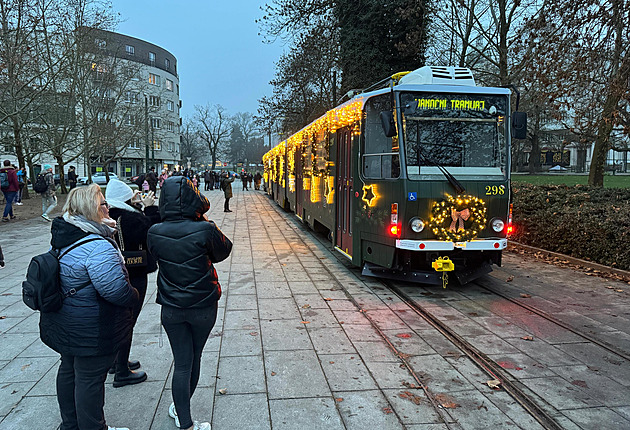 Plzeňská vánoční tramvaj připomíná chaloupku na kolejích, podívejte se