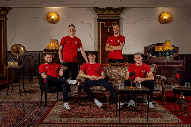 Retro i límeček. Fotbalisté představili dresy, ve kterých půjdou do baráže o MS