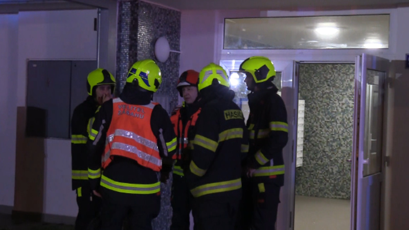 Tragický požár v Tanvaldu: Hasiči našli nájemníka v bezvědomí, muže se zachránit nepodařilo