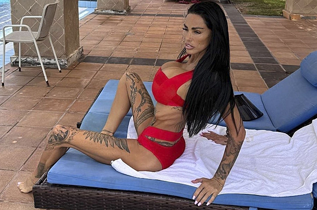 Katie Price záhadně hubne. Štíhlou postavu předvedla ve vánočním kostýmku