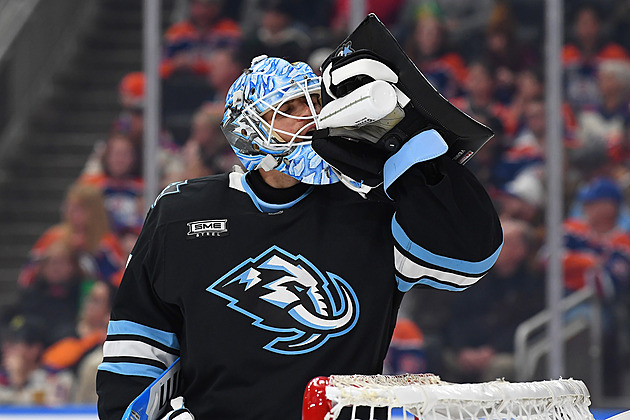 Maska bez politických symbolů? Správně, míní Vejmelka. OH i konkurenty teď neřeší