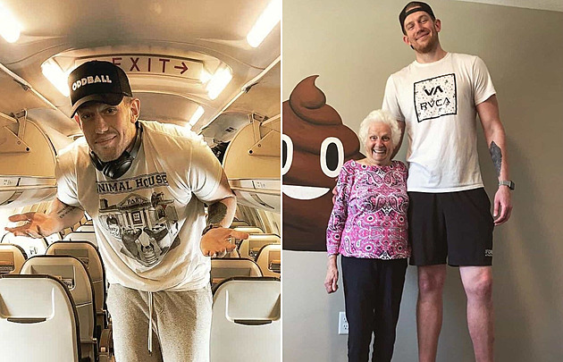 Muž je větší než většina lidí, každý den kvůli výšce bojuje