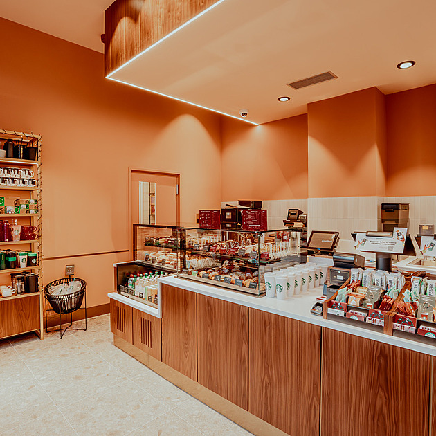 Milovnice kávy, pozor: Starbucks spouští novou pražskou pobočku