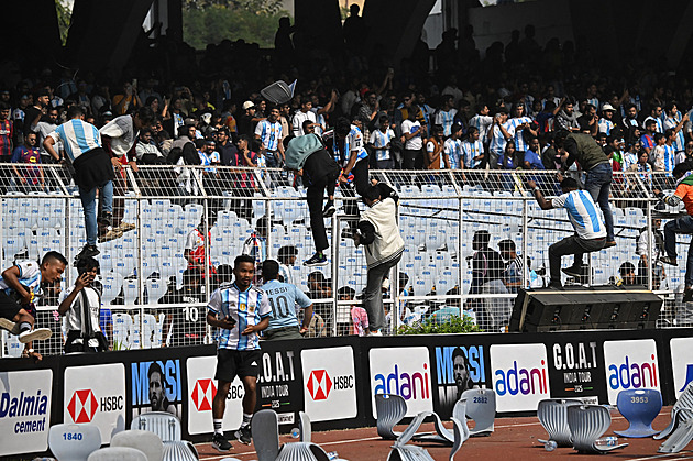 Divoký start Messiho turné. Fanouškům v Indii se ukázal jen krátce, ti pak řádili