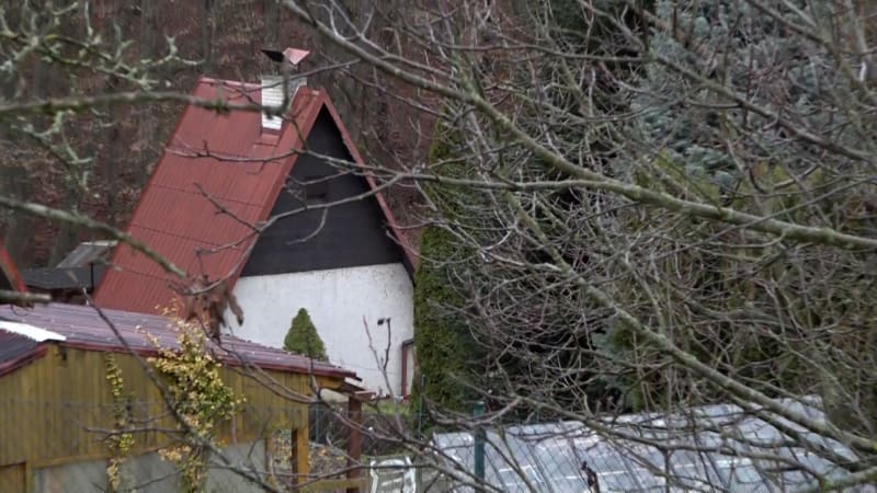 Otazníky okolo uneseného chlapce: Rodinné vazby, ezoterika i způsob, jak se na chatu dostal