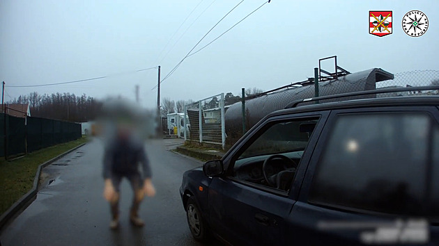 Řidič po večírku nadýchal, pak se to snažil zachránit dřepy a poklusem kolem auta