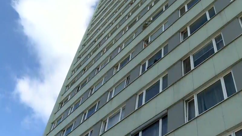 Tragédie na Chomutovsku: Z okna vypadlo na sídlišti dítě, zraněním podlehlo