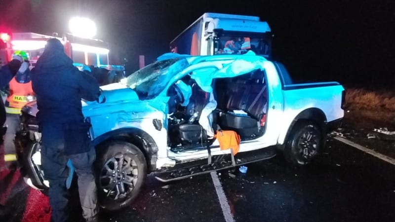 Náklaďák smetl auto u pumpy na Chomutovsku: Pět zraněných, záchranu komplikovala mlha
