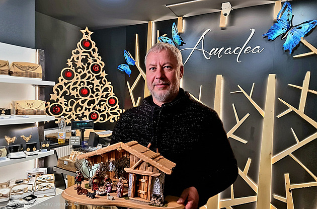 Dřevěné betlémy je obklopují celý rok. Jsou jejich největším výrobcem v Evropě