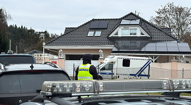 Razie den před Vánocemi. Doma u Vémolových zasahuje policie, hledá drogy