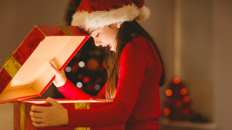 KVÍZ: Žádný Ježíšek. Kdo nosí dárky dětem v cizině? Čarodějnice, velbloud i kadící poleno