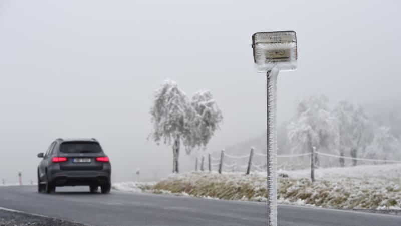 Počasí v Česku může komplikovat dopravu: Hrozí námraza, Sněžku ochromil orkán. Kde dát pozor?