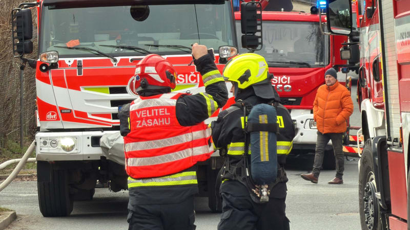 U Prahy hoří bungalov plný odpadu. Na místě zasahuje deset jednotek hasičů i s plošinou