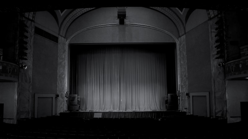 Hvězdu Broadwaye našli doma zavražděnou. Ubodat ji měl partner