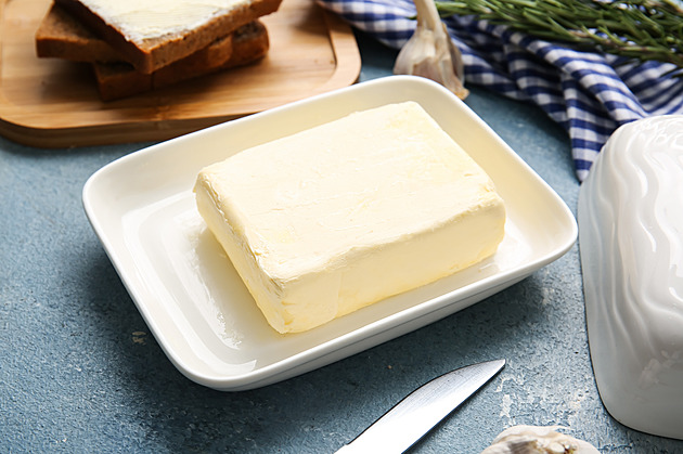 Na máslo se pracuje čtrnáct minut, litr mléka vyjde na šest minut, říká analýza