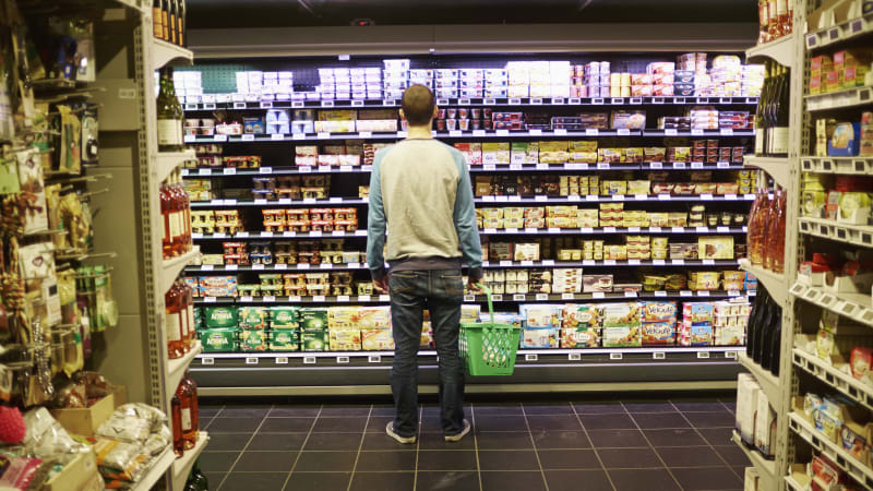 Nová vláda chce omezit slevy v obchodech, zákazníky prý klamou. Řetězce jsou proti