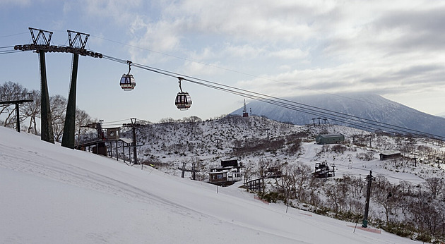 Pětiletý hoch zemřel na horách v Japonsku, když mu ruku zachytil pohyblivý pás