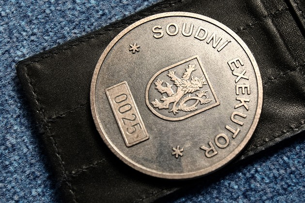 Úřad vymáhal po dívce dluh za pozemky, které nevlastnila. Zasáhl ombudsman