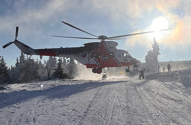 Na Klínovci se zranila šestnáctiletá snowboardistka, kvůli ledu spadl i cyklista