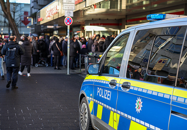 Obří loupež v Německu. Spořitelna přišla o 30 milionů eur, klienty krotila policie