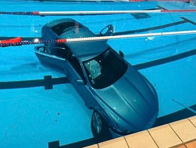 Jaguar oslavil devadesátiny na dně bazénu. Doslova i obrazně