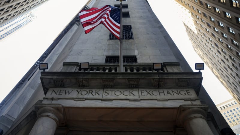 Dvě rozbušky, které děsí akciové trhy. Hrozí ztráty i investorům z Česka?