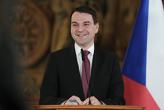 Macinka nechce Pavla na summitu NATO.  Relevantní je dohoda s Babišem, řekl Hrad