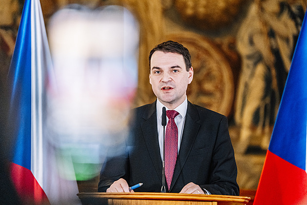 Macinka zatím nezpřísnil kontrolu ruských diplomatů v Česku. To musí vláda, brání se